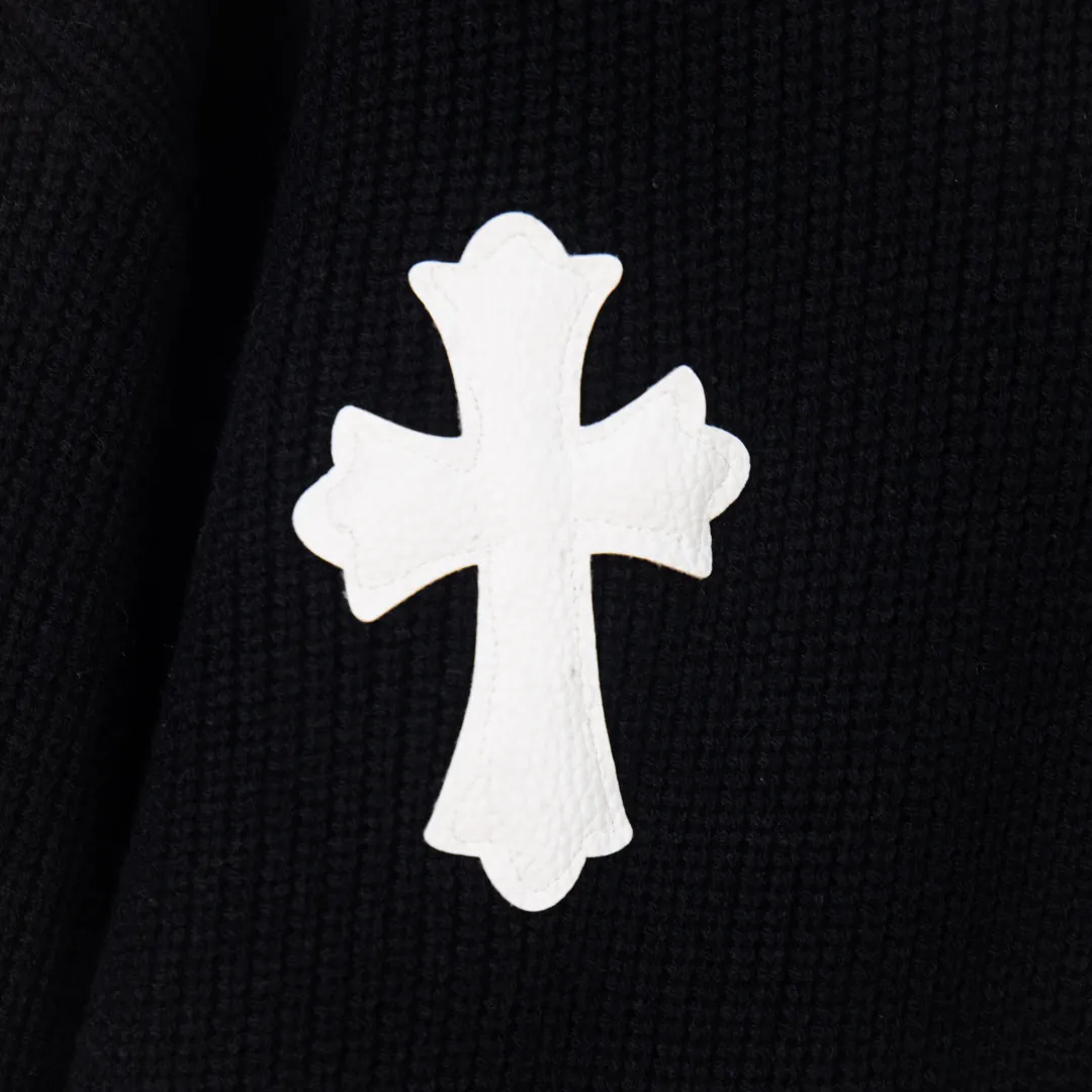 P320 zp version [Exclusive supply] Chrome Hearts/Cro Heart OS loose version 2025fw autumn and winter new style Classic customized leather cross 🪡logo Round neck long sleeve off-shoulder sweater cardigan Imported wool blended fabric Exquisitely upgraded, inspired by the 1980s retro Original fabric Official same style Round neck Long sleeve suit Customized mesh sweater thick knitted fabric Very comfortable to the touch The latest brick cabinets in spring and summer are in sync, fashionable and individual Super versatile and good-looking style, very suitable for both men and women. A must-have style. Hang tag, collar label, washed wheat, complete with three labels. Color: black and white. Size: M L XL 2XL 3XL. Number: YK10633.